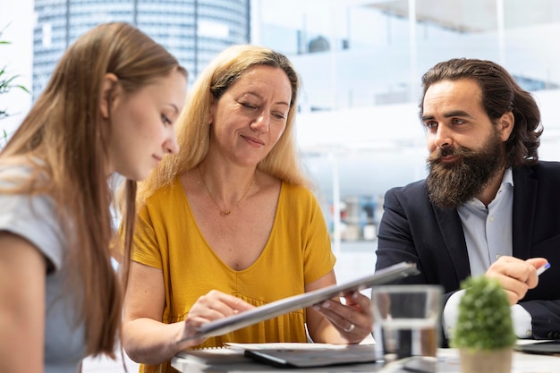 consultant office assisting people setting up living expenses plan 482257 113465